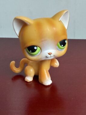 Littlest Pet Shop LPS #11 Orange Short Hair Cat Kitty 2004 Raised Paw Green Eyes